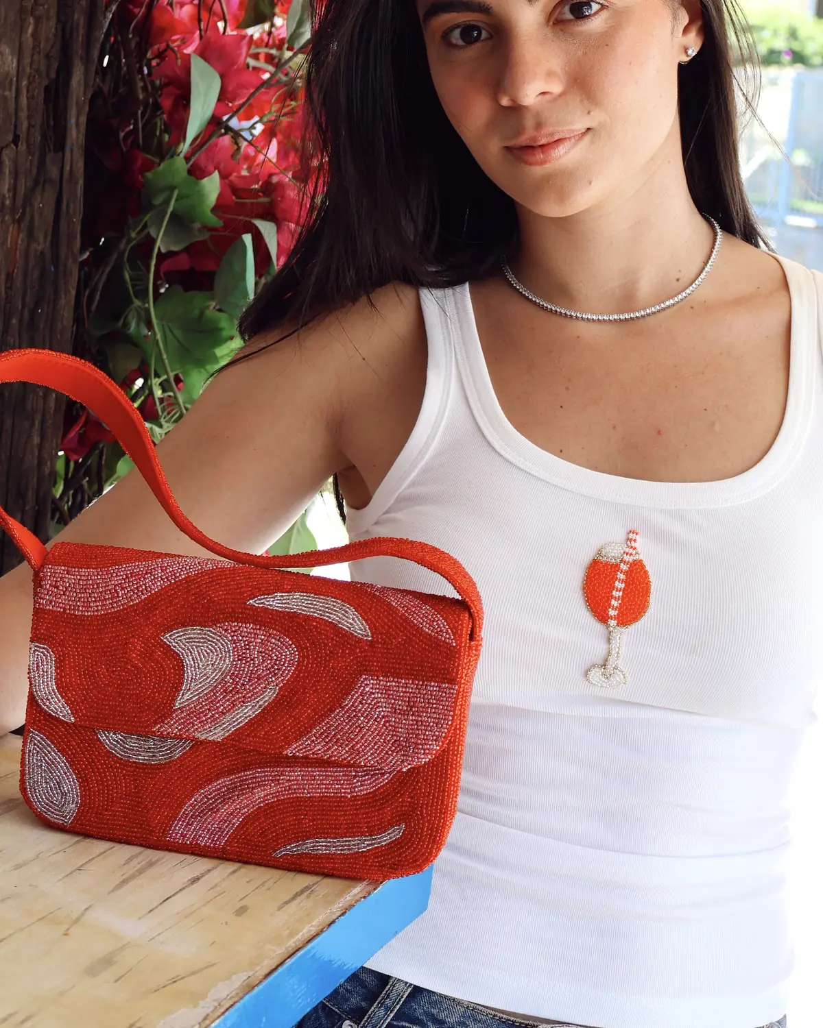 Regata bordada em miçangas com bolsa vermelha