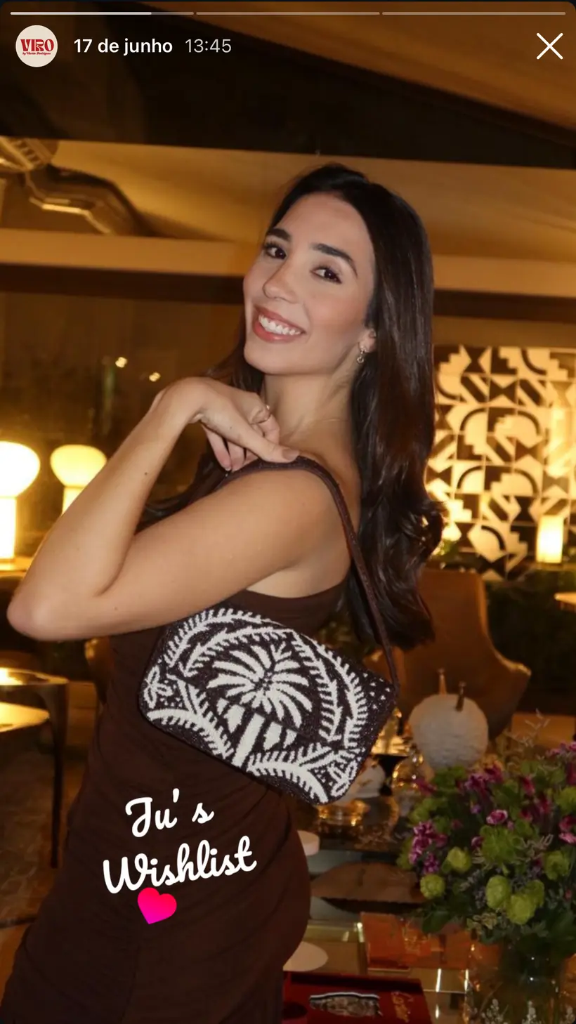 Julia Fontes usando uma peça VIRO