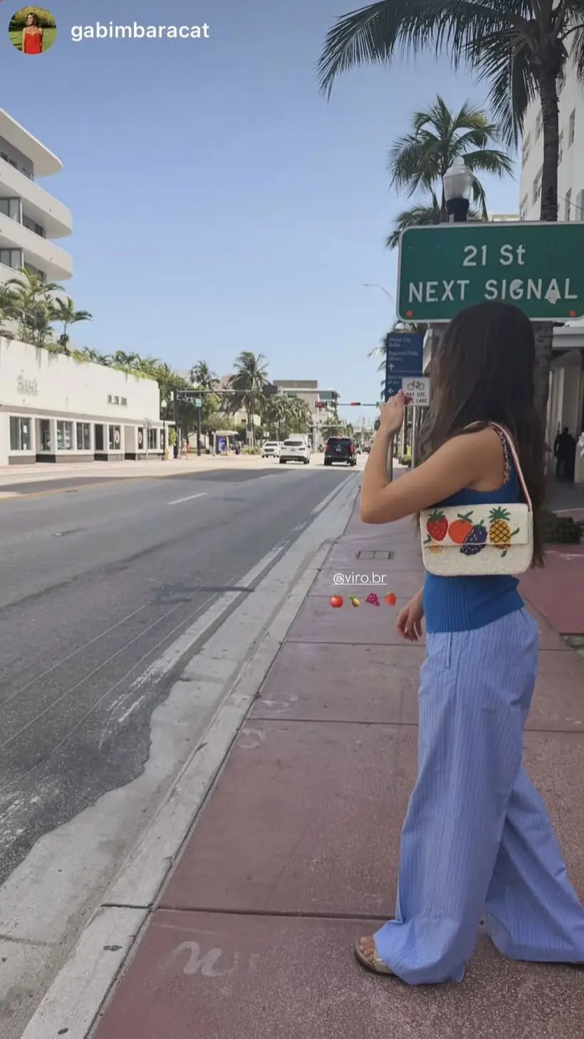 Gabi Baracat usando uma peça VIRO
