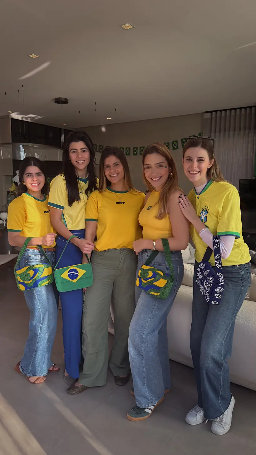 Melissa Bessa e amigas usando uma peça VIRO