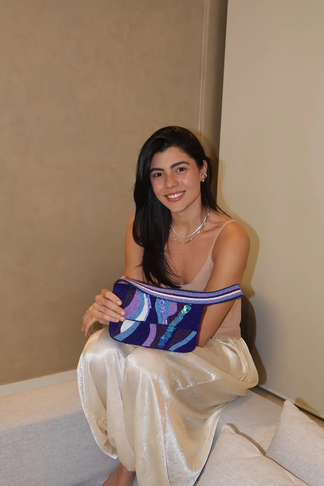 Vitória Rodrigues com a bolsa Capri